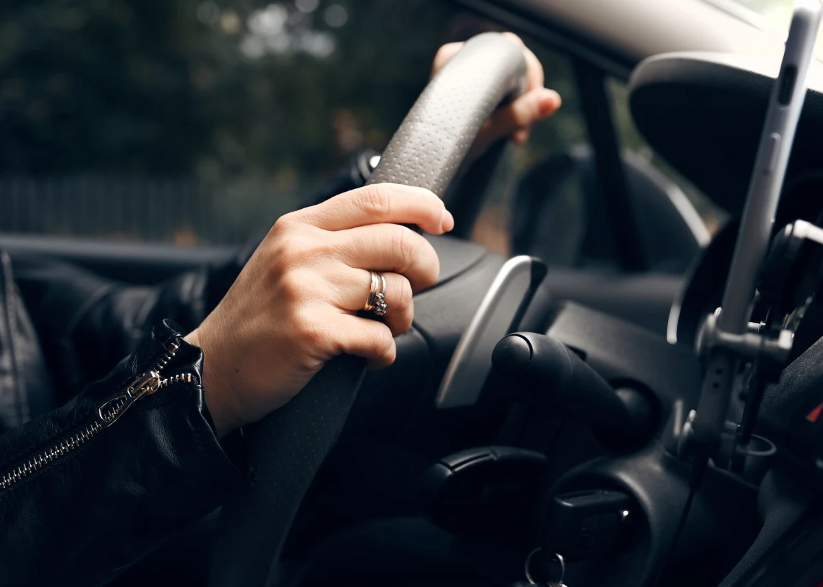 Jazda pod prąd i spowodowanie trzech kolizji z zaparkowanymi pojazdami - za to między innymi odpowie kobieta, która została zatrzymana przez policjantów mysłowickiej drogówki. Mając 3,2 promila alkoholu we krwi, jechała po męża i kilkuletnie dziecko.