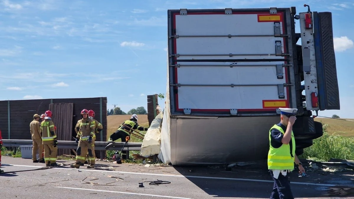 Zmarł kierowca ciężarówki, jeden z uczestników środowego wypadku na drodze ekspresowej S12 w miejscowości Leśce (Lubelskie) - podała policja. Trasa w kierunku Lublina jest zablokowana, ruch odbywa się objazdem.