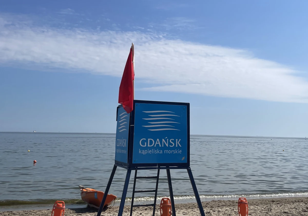 ​Na trzech z czterech otwartych kąpielisk w Trójmieście zawisła dziś czerwona flaga. Powodem jest zakwit sinic, który widać gołym okiem. Bezpiecznie, pod okiem ratowników, można kąpać się  na Stogach w Gdańsku.