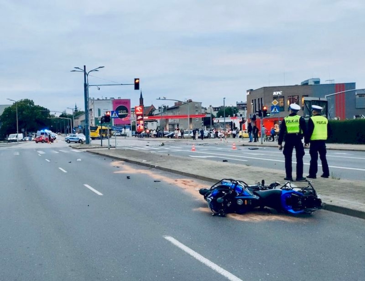 Gerard B., który na skrzyżowaniu w Słupsku potrącił motocyklistę, usłyszał zarzuty. Po wypadku opublikował w sieci szokujący film. Poszkodowany, podinsp. Rafał Fortuński, wykładowca Zakładu Służby Kryminalnej Szkoły Policji w Słupsku, zmarł w szpitalu. 