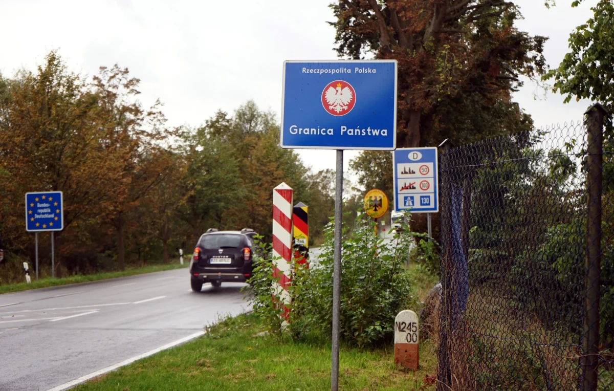 ​Dwa niemieckie radiowozy policyjne przywiozły w rejon dawnego przejścia granicznego w Rosówku (Zachodniopomorskie) pięciu obywateli Erytrei i jednego Etiopczyka. Stało się to na początku czerwca, nagranie opublikowali dziennikarze Kołbaskowo TV. Do "pushbacku" doszło 9 czerwca.