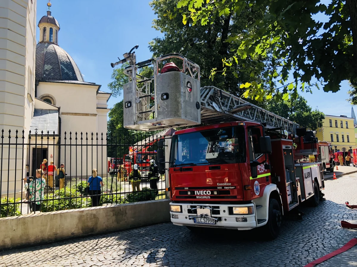 Pożar dachu łowickiej katedry i kilka osób do ewakuacji z wnętrza świątyni - na miejscu ponad setka strażaków - tak wyglądały wojewódzkie ćwiczenia straży pożarnej, które odbyły się dzisiaj w Łowiczu. 