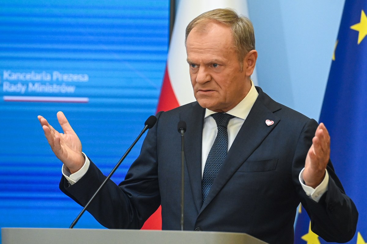 Jest decyzja rządu w sprawie Centralnego Portu Komunikacyjnego. "W Baranowie pod Warszawą powstanie nowe lotnisko i będzie to najnowocześniejsze lotnisko w Europie" - oświadczył podczas konferencji prasowej premier Donald Tusk. Zapewnił, że proponowane zmiany doprowadzą jednak do "zdecydowanie mniejszej liczby wywłaszczeń". Dodał, że lotnisko na Okęciu zostanie "pilnie zmodernizowane".
