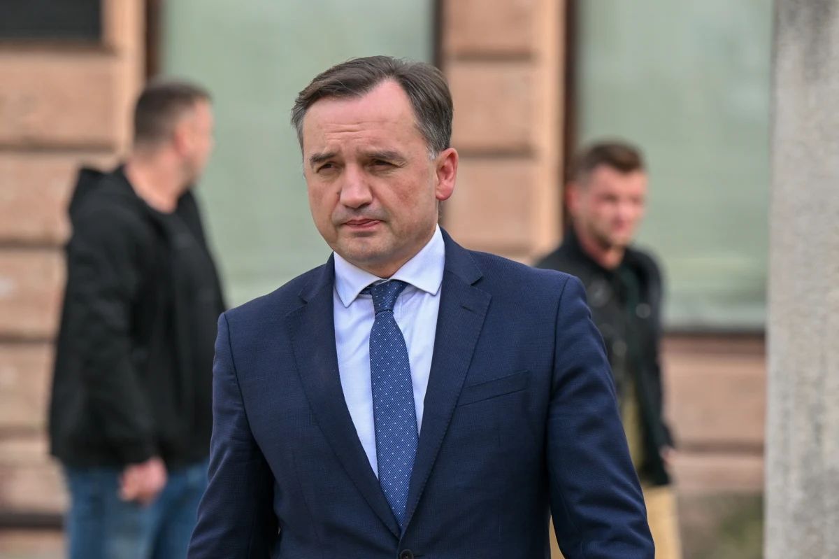 "Wezwanie mnie na 1 lipca przez sejmową komisję śledczą ds. Pegasusa i zaangażowanie policji w tej sprawie to prymitywna prowokacja" - ocenił Zbigniew Ziobro, były szef MS i polityk Suwerennej Polski. Podkreślił, że w Kancelarii Sejmu od tygodni jest jego zwolnienie lekarskie do 7 lipca.