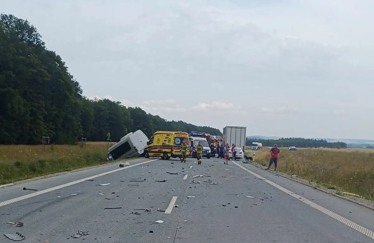 Jedna osoba nie żyje, kilkoro jest poszkodowanych (w tym dzieci i kobieta w ciąży) - to bilans wypadku, koło wsi Kamienica (powiat nyski, gmina Paczków). Na drodze krajowej numer 46 przywrócono normalny ruch. 