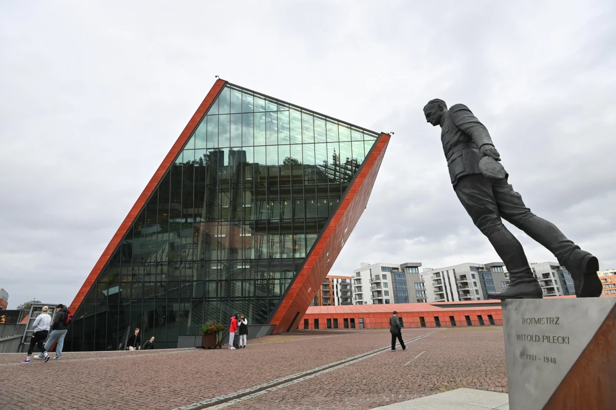 „Liczę tu na zdrowy rozsądek (…) mam nadzieję, że zapadną decyzje, które unieważnią to zamieszanie” – powiedział premier Donald Tusk, komentując zamieszanie wokół wystawy głównej w Muzeum II Wojny Światowej w Gdańsku. Gorąca dyskusja na ten temat wybuchła, gdy z wystawy usunięto część eksponatów. Głos zabrała także minister kultury Hanna Wróblewska. Podkreśliła, że nie chce, by historia była narzędziem do rozniecania sporów politycznych.