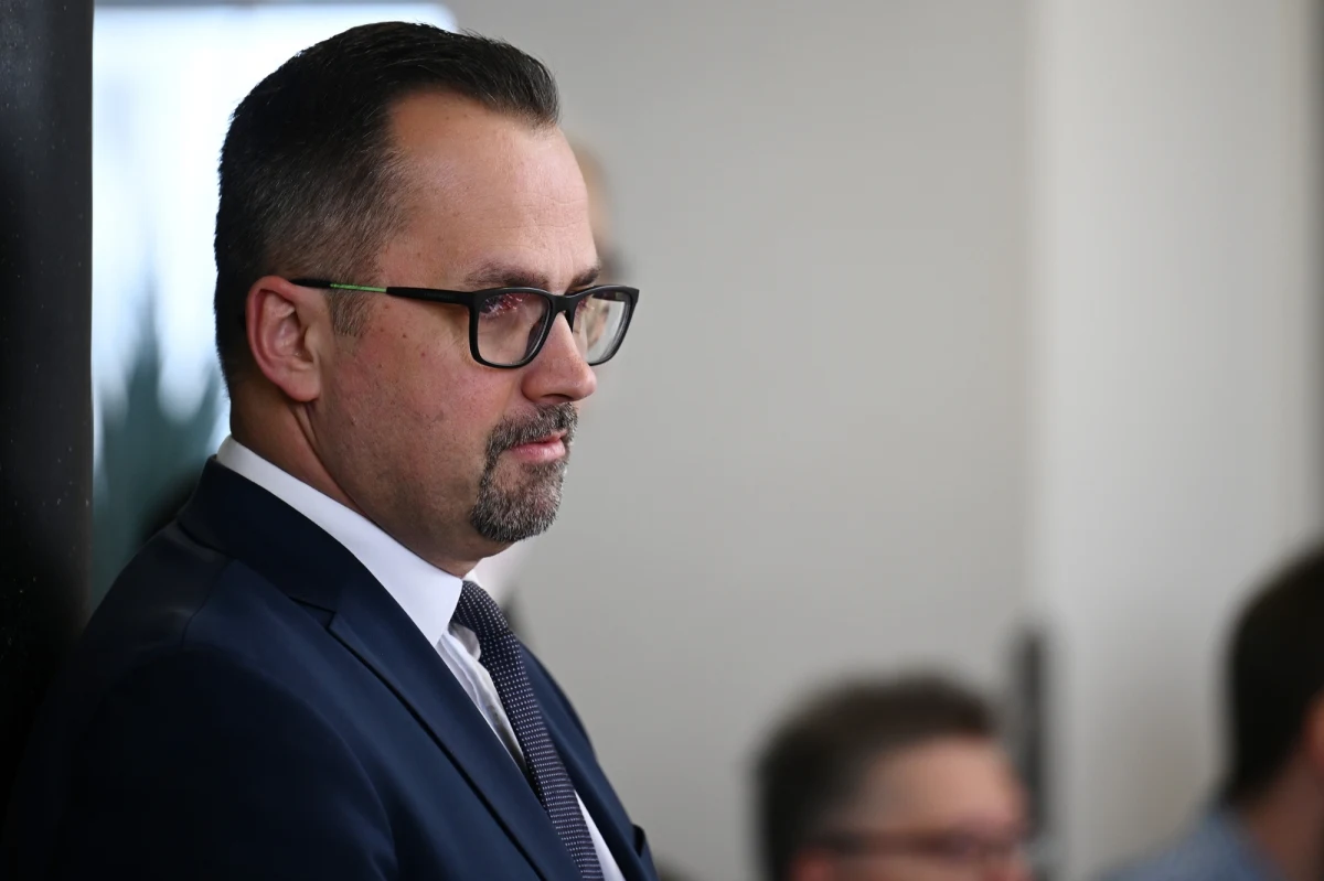 Jako "zbyt ogólną i niespójną" określił nową koncepcję Centralnego Portu Komunikacyjnego były pełnomocnik ds. tej inwestycji Marcin Horała (PiS). Polityk stwierdził, że dobrze zaprojektowane przedsięwzięcie jest psute, a każdy jej element ma być robiony gorzej, później albo wcale. Zdaniem Horały jedyny pozytyw to to, że premier poczuł presję społeczną.