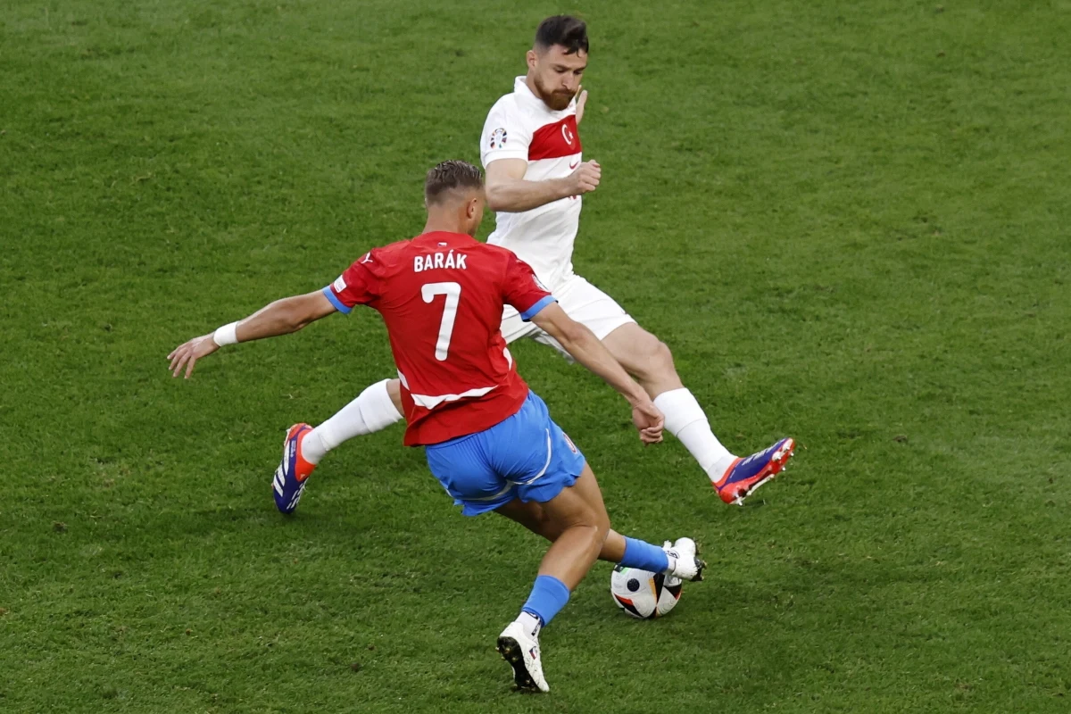 Wynikiem 2:1 zakończył się pojedynek reprezentacji Turcji i Czech, rozegrany na stadionie w Hamburgu. W 1/8 finału Turcja spotka się z Austrią.
