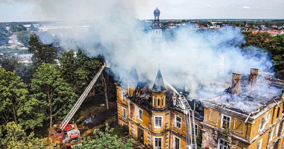 Pożar neogotyckiego pałacu w Jelczu-Laskowicach (pow. oławski) został opanowany. Z ogniem walczyło ok. 50 strażaków, pożar objął prawie całe poddasze. 
