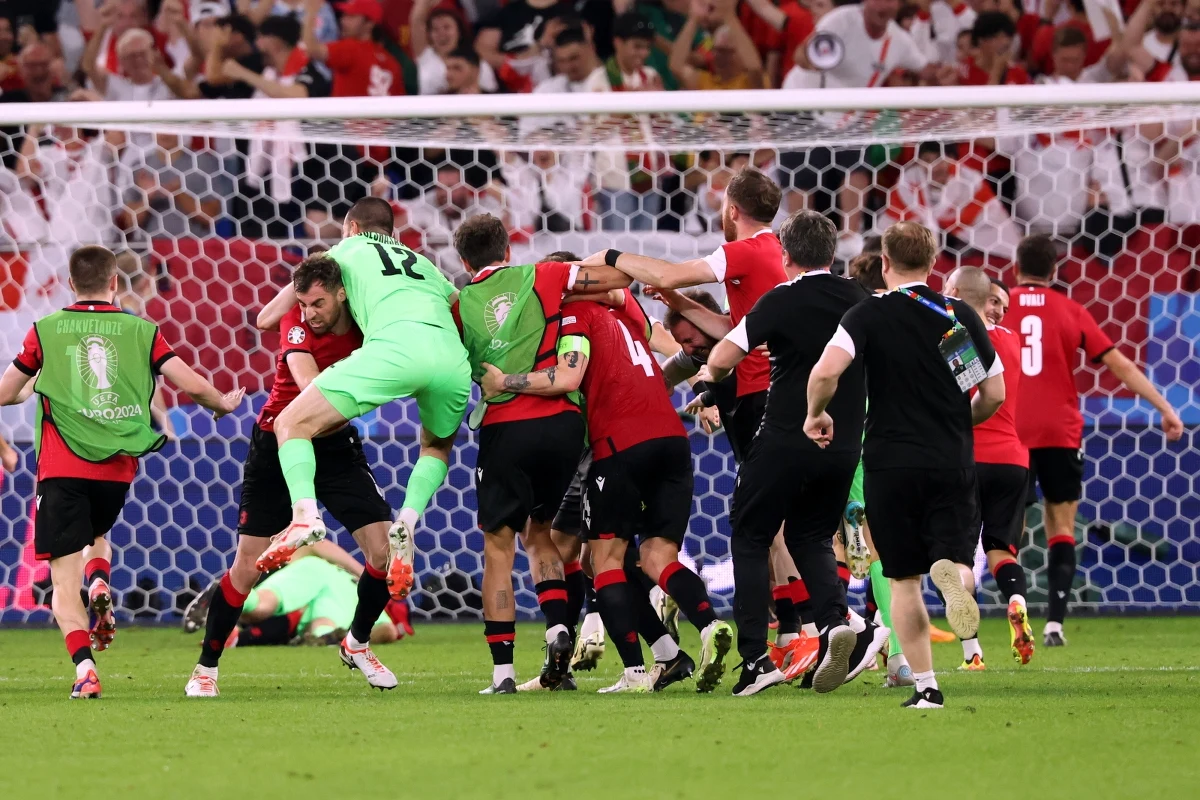 Reprezentacja Gruzji sensacyjnie pokonała Portugalczyków 2:0 w meczu grupy F na Euro 2024. Na listę strzelców wpisali się Chwicza Kwaracchelia i Georges Mikautadze.