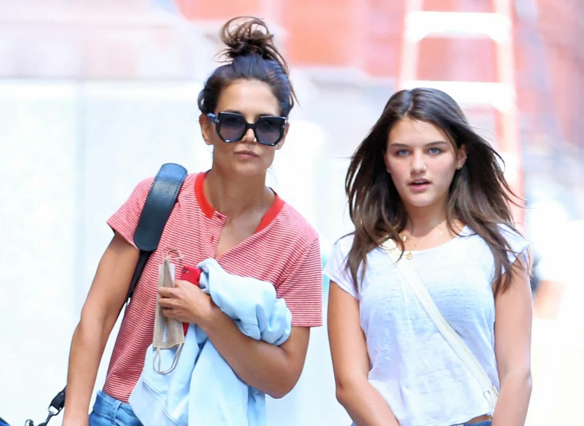 ​Córka pary aktorskiej Toma Cruise’a i Katie Holmes, Suri Cruise, z okazji ukończenia liceum postanowiła zmienić nazwisko. Od teraz nazywać się będzie Suri Noelle, choć nie zostało potwierdzone, czy jej nazwisko zostało oficjalnie zmienione w stosownym urzędzie. Nowe nazwisko Suri to hołd dla matki. Noelle to drugie imię Katie Holmes.