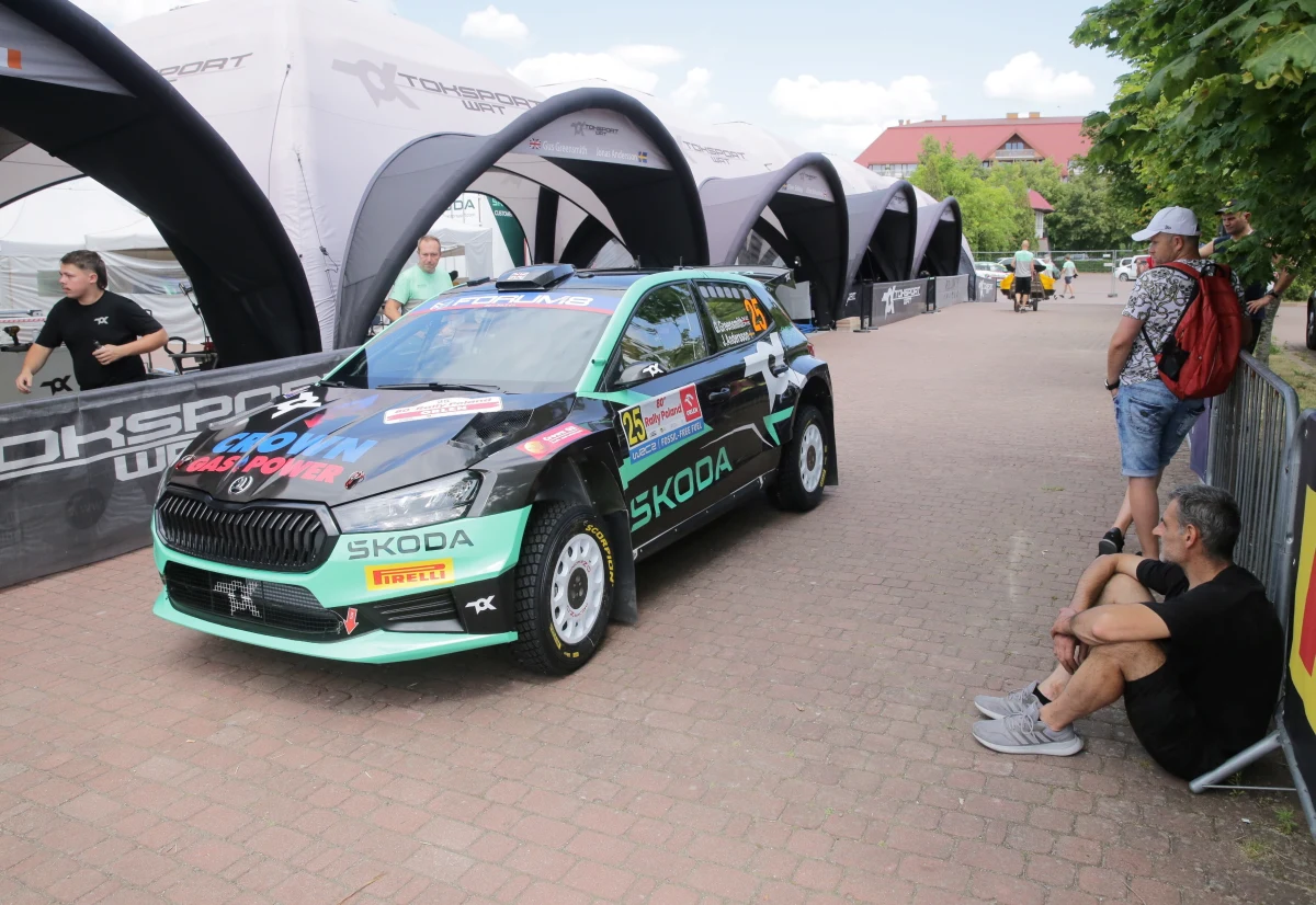 W czwartek, 27 czerwca, rozpoczyna się rywalizacja w siódmej rundzie tegorocznej odsłony Rajdowych Mistrzostw Świata, czyli Rajdzie Polski. Najlepsze rajdowe załogi świata czekają zmagania na 19 szybkich, szutrowych odcinkach na Mazurach. Zwycięzców 80. edycji zawodów poznamy w niedzielę, 30 czerwca, po południu​.