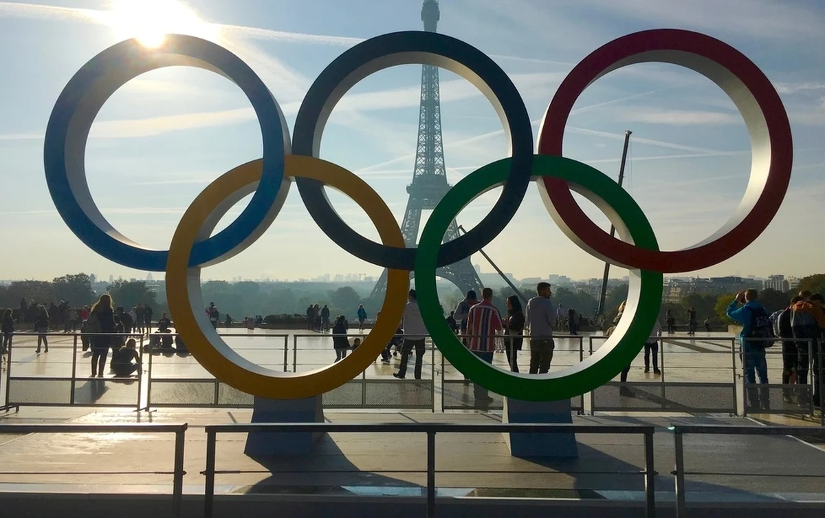 Zaostrza się polemika wokół braku klimatyzacji w wiosce olimpijskiej w Saint-Denis pod Paryżem. Organizatorzy igrzysk zapewniają, że do dyspozycji sportowców będą wentylatory i sugerują, że ekipy sportowe z różnych krajów, które zapowiedziały przywiezienie własnych klimatyzatorów, powinny zrezygnować z tego sprzecznego z wymogami ekologii pomysłu.