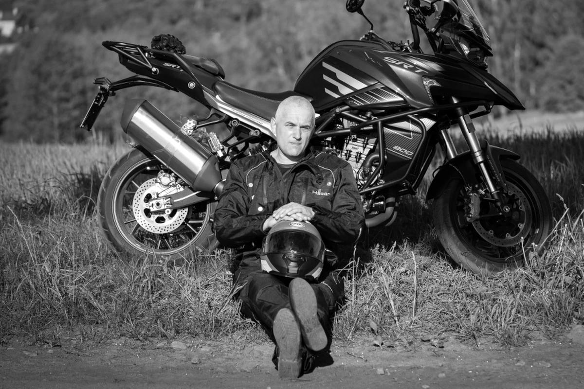 Nie żyje podinsp. Rafał Fortuński, wykładowca Szkoły Policji w Słupsku, który w niedzielę jadąc motocyklem został uderzony na jednym ze skrzyżowań w centrum Słupska przez pędzący ze znaczną prędkością pojazd. Mimo ogromnych wysiłków lekarzy, nie udało się go uratować. Policjanci zorganizowali zbiórkę pieniężną dla rodziny zmarłego funkcjonariusza.