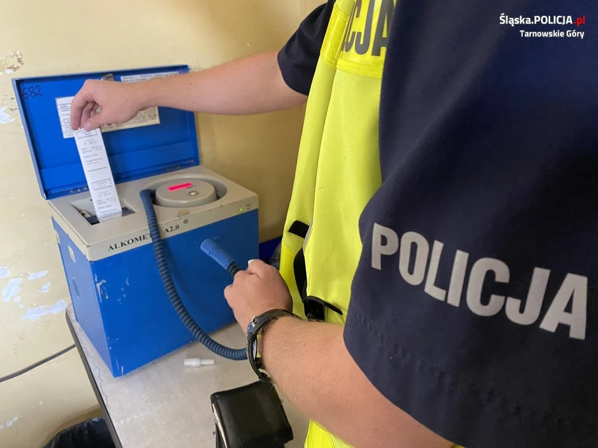 Policjanci zatrzymali mężczyznę, który przyjechał ciągnikiem siodłowym wraz z cysterną do rozlewni paliw w Radzionkowie (Śląskie). Stwarzał ogromne zagrożenie, bo w organizmie miał ponad 2,5 promila alkoholu. Za kierowanie w stanie nietrzeźwości grozić mu może nawet do 3 lat więzienia.