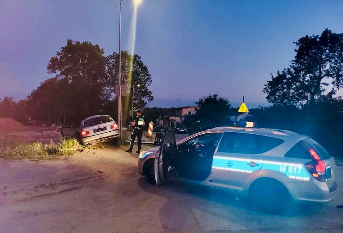 Mandaty w wysokości 11 700 złotych, wniosek do sądu w związku brakiem uprawnień do kierowania i zagrożenie karą 5 lat więzienia za niezatrzymanie się do policyjnej kontroli oraz  posługiwanie się tablicami rejestracyjnymi, które nie były przypisane do pojazdu. To wszystko konsekwencje policyjnej interwencji, do której doszło w nocy z wtorku na środę w woj. pomorskim. 39-letni kierujący bmw nie zatrzymał się do kontroli, rozpoczął ucieczkę i spowodował kolizję.