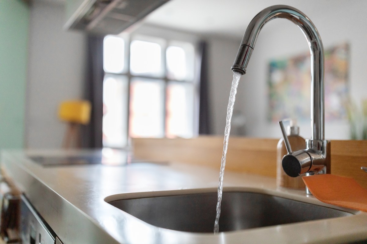 W wodzie z ujęcia w Ćmielowie inspektorzy Powiatowej Stacji Sanitarno- Epidemiologicznej w Ostrowcu Świętokrzyskim wykryli bakterię E. coli. "Woda nie nadaje się do spożycia. Może być stosowana do prac porządkowych (np. mycia podłóg) i spłukiwania toalet" - informuje sanepid.