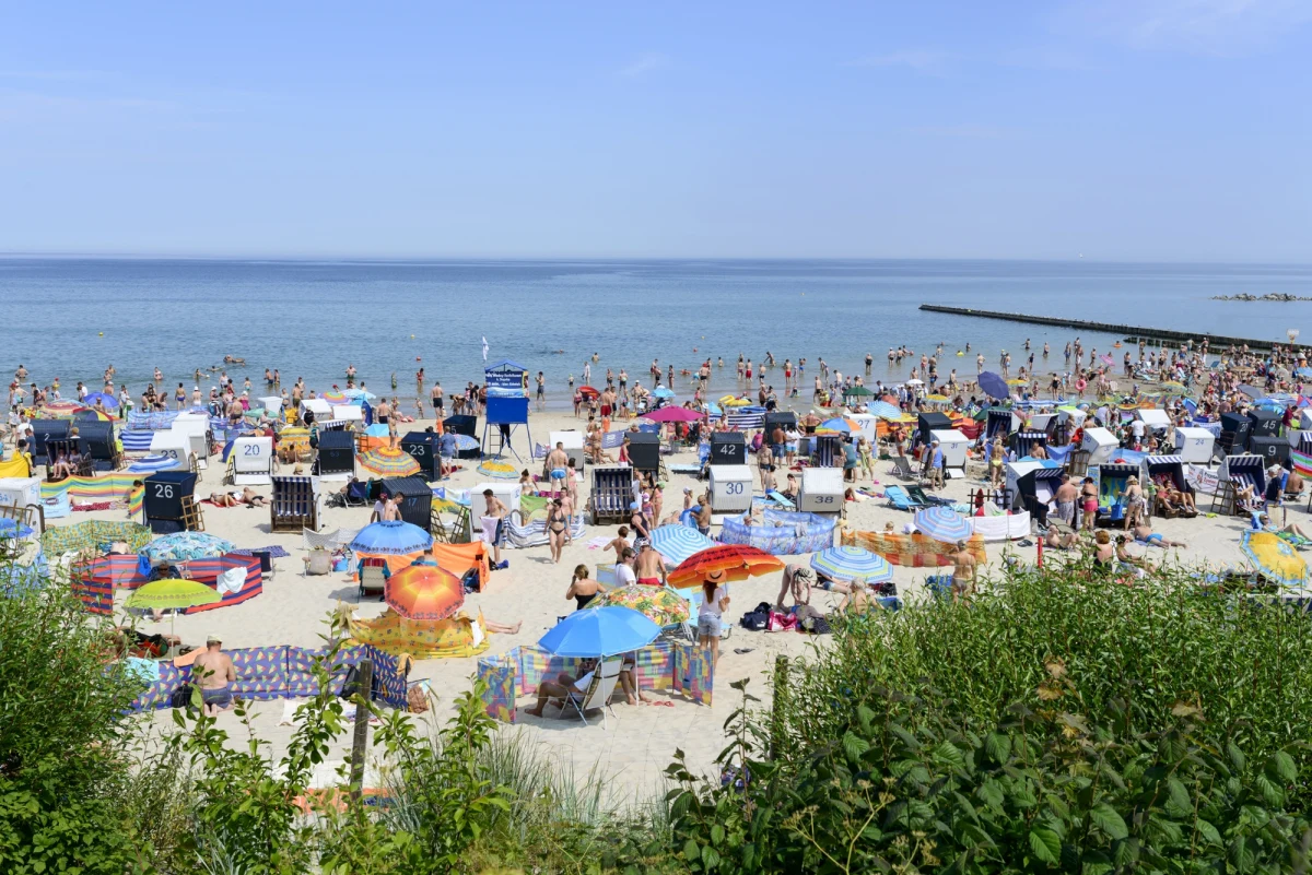 O pilnowanie dzieci na plaży apelują ratownicy wodni ze Świnoujścia. WOPR-owcy mają dziennie nawet kilka zgłoszeń o zagubionych wśród parawanów maluchach. "Dzieci bez opieki są narażone na olbrzymie niebezpieczeństwo"- mówią.