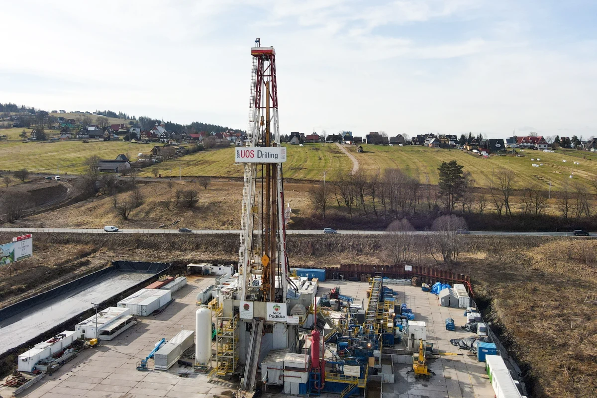 Wiercenie najgłębszego w Polsce odwiertu geotermalnego w Szaflarach k. Zakopanego, które ma osiągnąć 7 km głębokości, zostanie w czwartek wieczorem wznowione – informuje PAP. Prace wiertnicze od kwietnia były wstrzymane, ponieważ natrafiono na bardzo twarde formacje skalne, a dodatkowo zaczęły obsypywać się ścianki odwiertu.