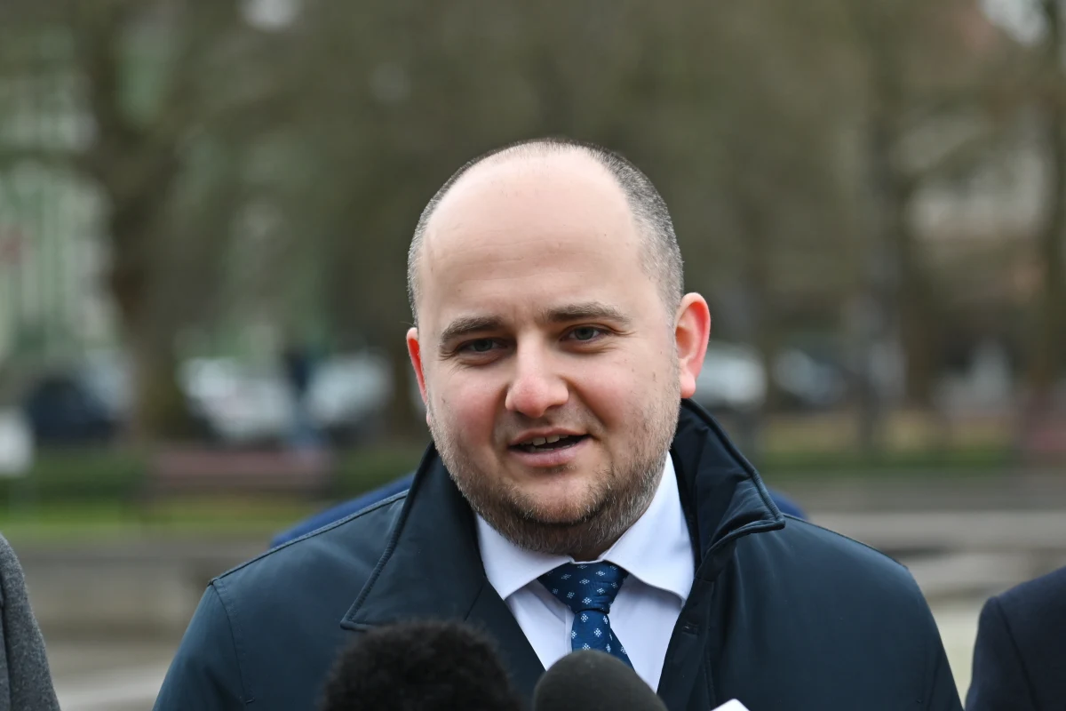 Prezydium Sejmu zdecydowało o ukaraniu posła Dariusza Mateckiego, który został przyłapany na chodzeniu po dachu budynku sejmowego. Polityk będzie miał obniżone uposażenie o połowę na okres trzech miesięcy. Matecki może złożyć wniosek o ponowne rozpatrzenie sprawy. Jeśli uchwała Prezydium się uprawomocni, członek Suwerennej Polski może stracić niemal 20 tys. zł brutto.