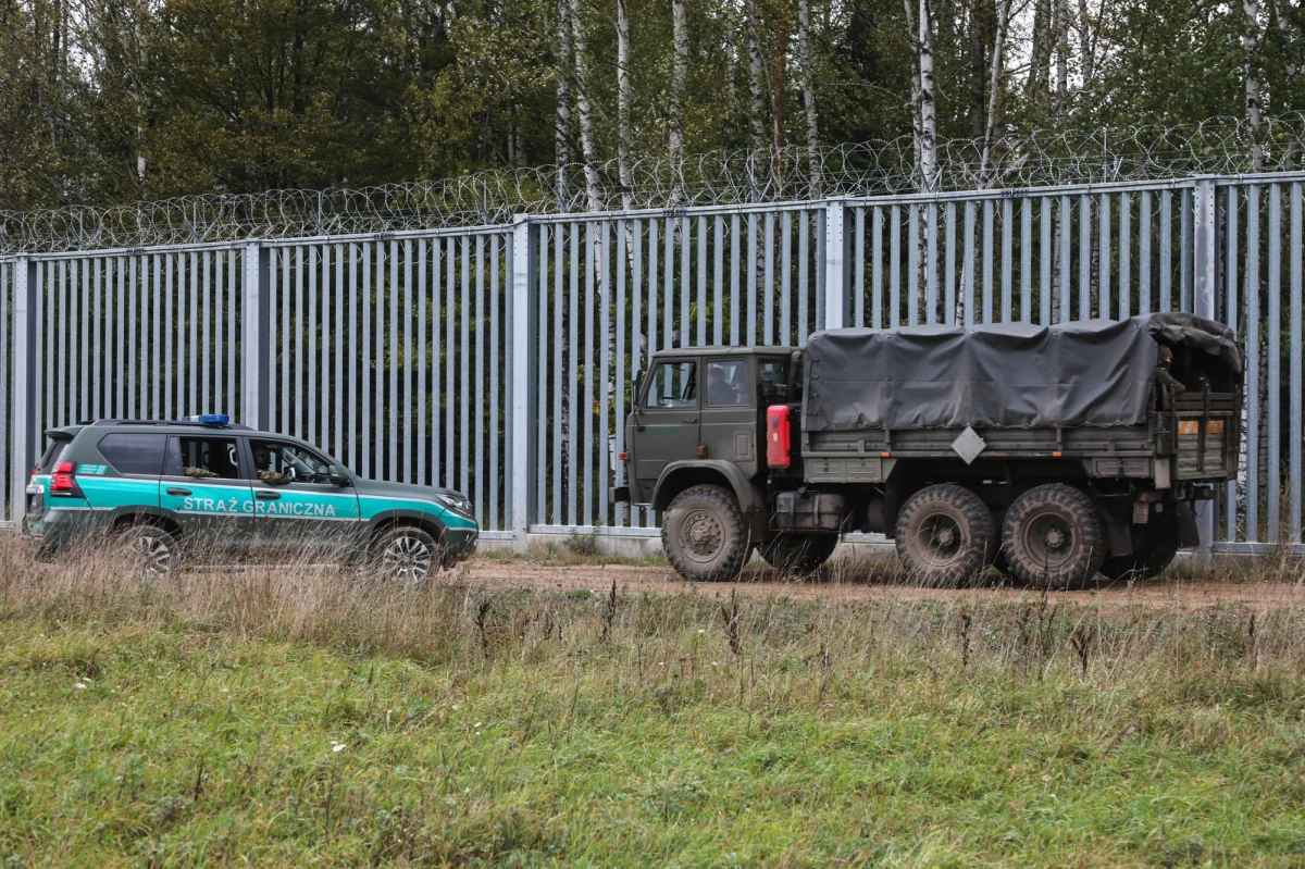 Blisko 200-kilometrowy odcinek zapory na granicy polsko-białoruskiej zostanie znacząco wzmocniony. Jak poinformował wiceszef MSWiA Czesław Mroczek, resort za kilka dni podpisze umowę w tej sprawie. Polityk dodał, że podjęte w ostatnim czasie działania, w tym wprowadzenie strefy buforowej, zwiększają skuteczność służb.