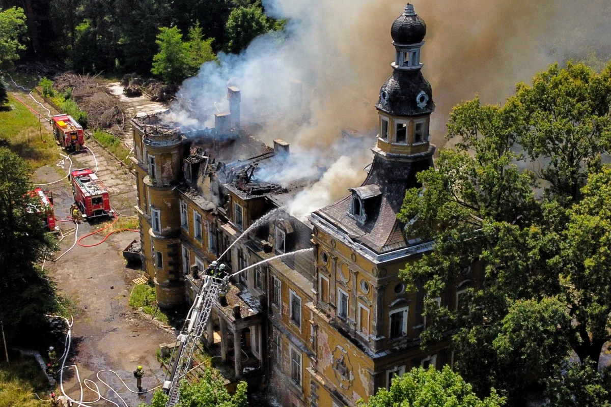 Policjanci wyjaśniają okoliczności pożaru XIX-wiecznego pałacu w Jelczu-Laskowicach na Dolnym Śląsku. Niemal doszczętnie spłonął dach i poddasze budynku. Na razie nie wiadomo, dlaczego wybuchł ogień. Biegły ma rozpocząć pracę w poniedziałek.
