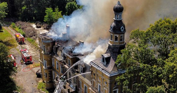 Policjanci wyjaśniają okoliczności pożaru XIX-wiecznego pałacu w Jelczu-Laskowicach na Dolnym Śląsku. Niemal doszczętnie spłonął dach i poddasze budynku. Na razie nie wiadomo, dlaczego wybuchł ogień. Biegły ma rozpocząć pracę w poniedziałek.