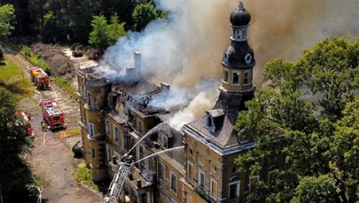 Pożar pałacu w Jelczu-Laskowicach. Policja prowadzi postępowanie 