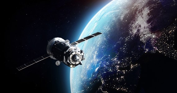 Rosyjski satelita rozpadł się w przestrzeni kosmicznej na ponad sto kawałków - poinformowało zarówno Dowództwo Kosmiczne Stanów Zjednoczonych, jak i NASA. Na razie nie wiadomo, dlaczego do tego doszło. Satelita był wyłączony z użytkowania od dwóch lat.