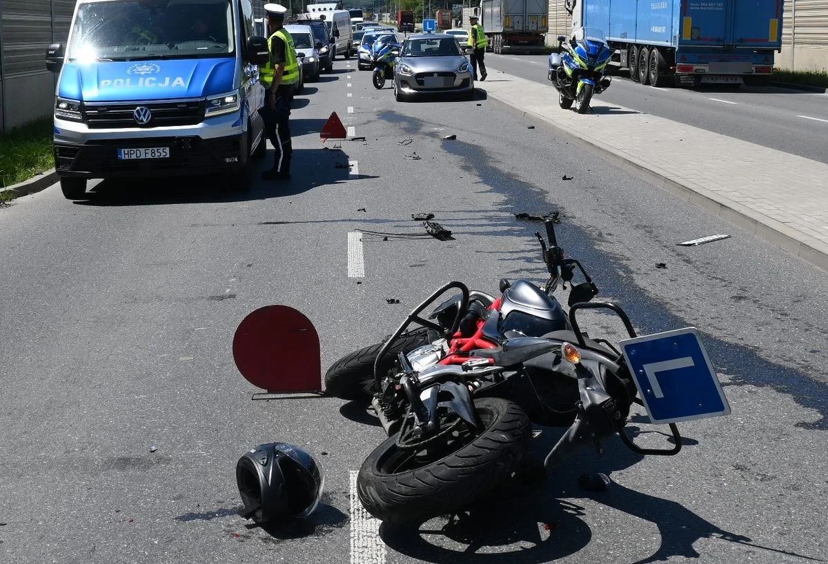 Tragiczny wypadek w Chełmie. Podczas egzaminu na prawo jazdy, samochód osobowy wjechał w zdającego motocyklistę. Mężczyzna trafił do szpitala. 