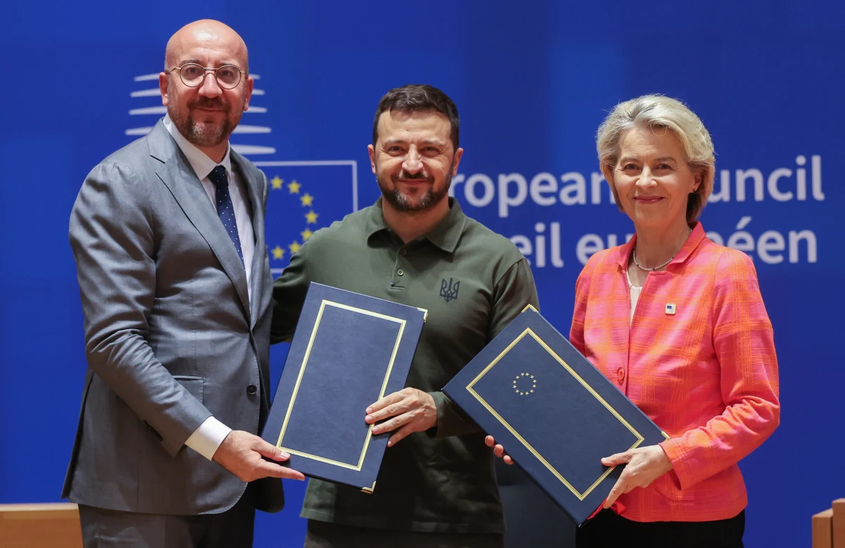 Przewodnicząca Komisji Europejskiej Ursula von der Leyen i przewodniczący Rady Europejskiej Charles Michel podpisali w Brukseli umowę o bezpieczeństwie z Ukrainą. Sygnatariuszem po stronie ukraińskiej był prezydent Wołodymyr Zełenski. Oprócz umowy zawartej w imieniu krajów Wspólnoty, dwustronne porozumienia z Ukrainą zawarły także Litwa i Estonia. Czwartkowe porozumienia obejmują m.in. stopniową integrację Ukrainy z unijnym rynkiem czy mechanizm konsultacji w przypadku przyszłej, ewentualnej agresji.