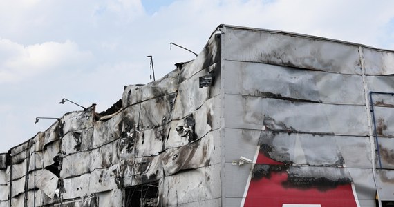 Prokurator wspólnie z funkcjonariuszami Komendy Stołecznej Policji przeprowadził oględziny budynku biurowego centrum handlowego Marywilska 44 w Warszawie. Oględziny spalonej hali, w której znajdowały się sklepy, będą możliwe najwcześniej w lipcu. 