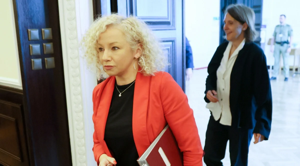 W obecnym kształcie projekt ustawy o związkach partnerskich nie ma szans na uchwalenie - dowiedział się nieoficjalnie dziennikarz RMF FM. Projekt trzeba napisać niemal na nowo i w związku z tym pojawi się w Sejmie dopiero po wakacjach.