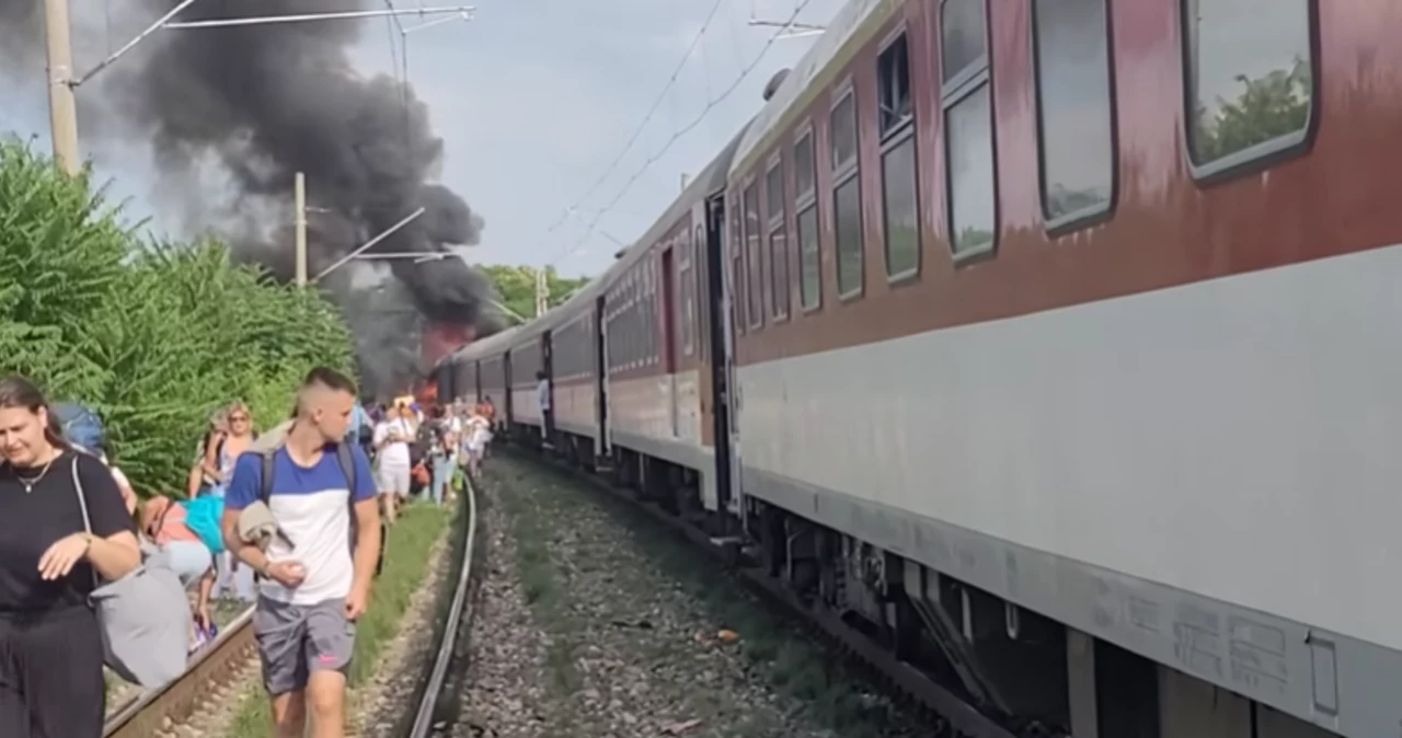 Kłęby dymu nad słowacką miejscowością po zderzeniu pociągu z busem