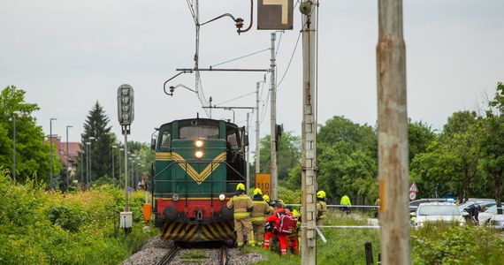 Drzewo przewróciło się na trakcję kolejową w okolicy Kłobucka w Śląskiem. Z pociągu relacji Kołobrzeg-Kraków strażacy ewakuowali pasażerów. To nie jedyne skutki nawałnic, które przeszły nad województwem śląskim. 