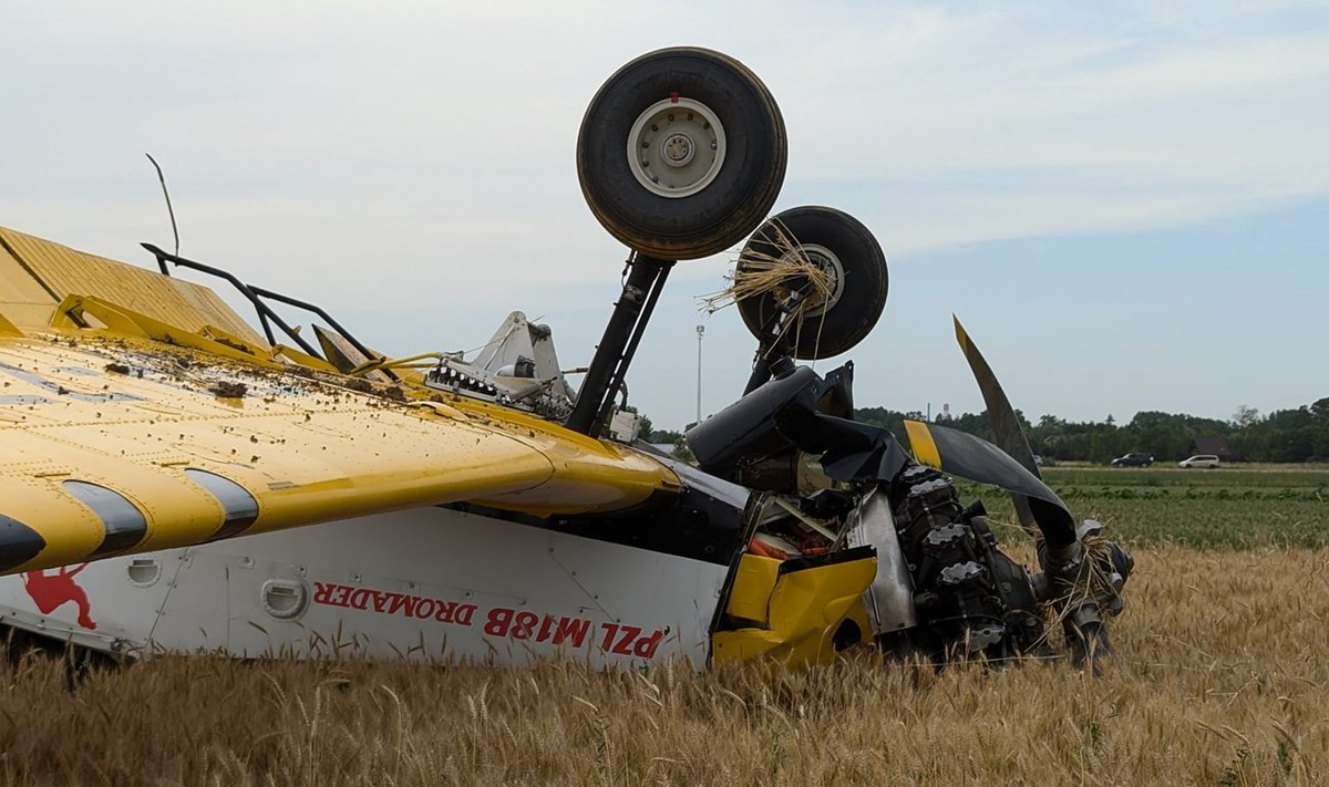 Samolot gaśniczy rozbił się w Bielawie koło Warszawy. Pilot został zabrany przez śmigłowiec Lotniczego Pogotowia Ratunkowego.