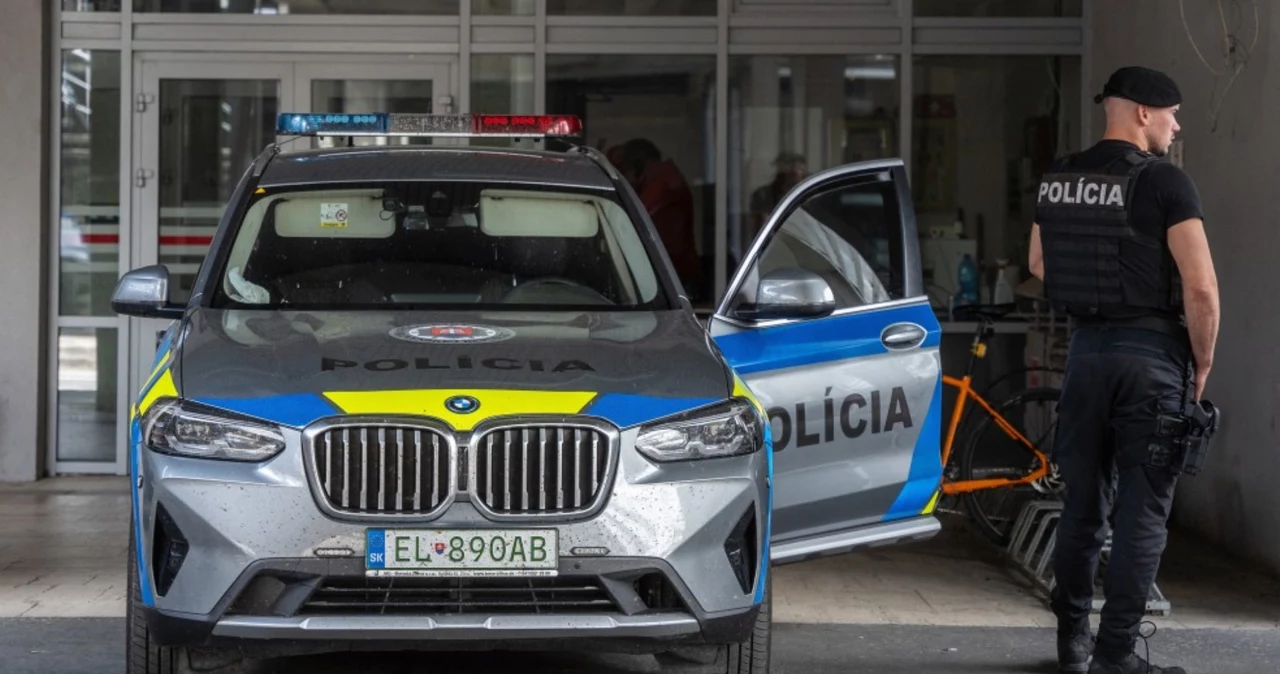 Policjant przed szpitalem w Bańskiej Bystrzycy, gdzie leczono premiera Roberta Fico. Po zamachu Słowacja może zmienić prawo