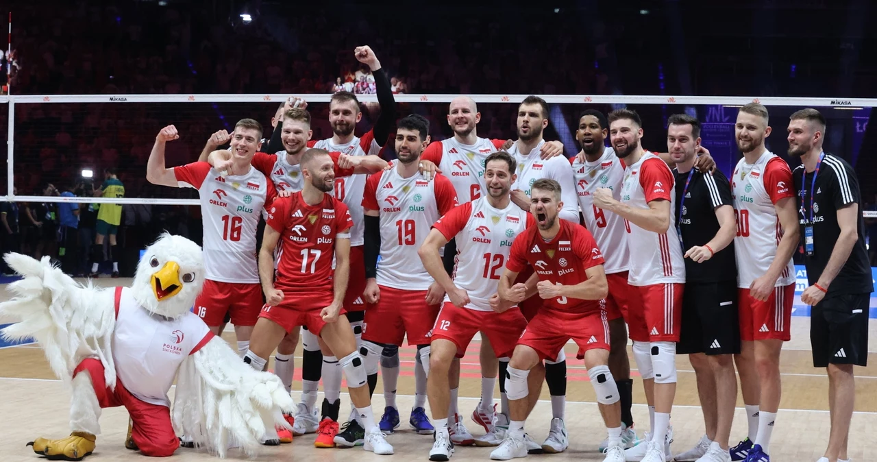 Siatkarze reprezentacji Polski pozują do zdjęcia po wygranym meczu ćwierćfinałowym Ligi Narodów z Brazylią