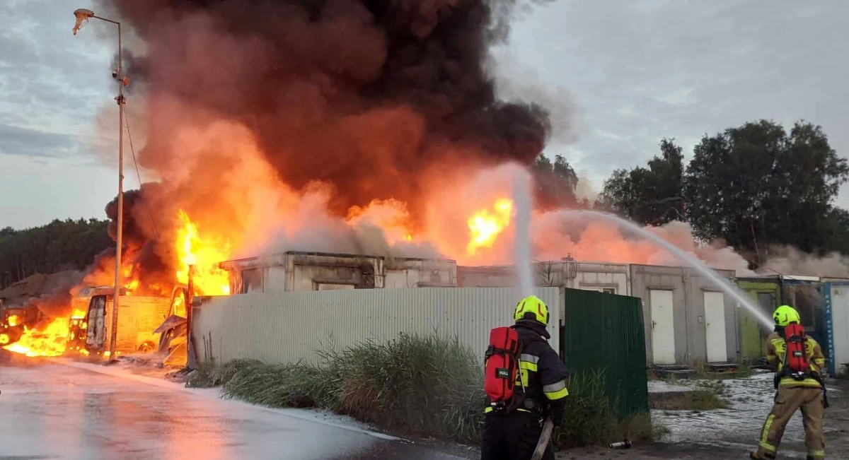 Pożar na terenie terminala przeładunkowego LHS w Sławkowie w Śląskiem. Jak przekazała przed godz. 8 straż pożarna, "ogień został całkowicie ugaszony". 