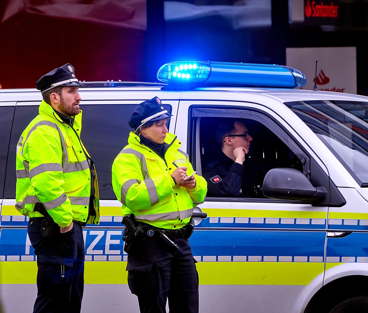 Informację o wypadku polskiego autokaru otrzymaliśmy na Gorącą Linię RMF FM. Doszło do niego późno w nocy na autostradzie A24 łączącej Berlin z Hamburgiem. "Na pokładzie było 59 pasażerów, dwóch kierowców i pilot. W wyniku uszkodzenia szyby przedniej i bocznej kilku pasażerów doznało niegroźnych skaleczeń, 6 osób jest opatrywanych w pobliskim szpitalu - wynika z oświadczenia firmy Sindbad. Do południa dziennikarz RMF FM, Krzysztof Zasada otrzymał od przewoźnika informację, że wszyscy opuścili już szpital.