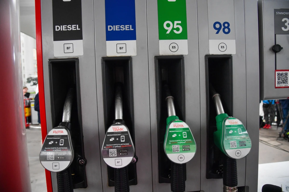 Nawet 45 gr na litrze - o tyle taniej można już kupić paliwo na stacjach Orlenu, bp, Circle K i Shell. Do kiedy obowiązują promocje, jakie są ich zasady i gdzie najbardziej opłaca się tankować?