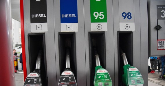 Nawet 45 gr na litrze - o tyle taniej można już kupić paliwo na stacjach Orlenu, bp, Circle K i Shell. Do kiedy obowiązują promocje, jakie są ich zasady i gdzie najbardziej opłaca się tankować?