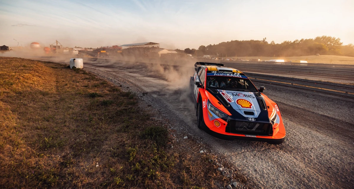 W czwartek ruszył 80. Rajd Polski. Pierwszy odcinek specjalny na liczącej 2,5 km nitce toru w Mikołajkach w imponującym stylu wygrali Estończycy Ott Tanak i Martin Jarveoja, którzy dodatkowo pobili rekord obiektu. W piątek ciąg dalszy emocji - kierowców czeka wyjątkowe wyzwanie, bo aż siedem odcinków specjalnych o długości 115 km, które muszą pokonać bez wizyty w serwisie.