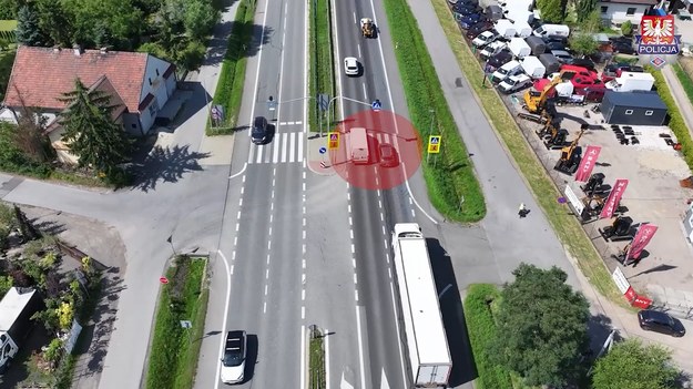 Wysokie mandaty, ale i zagrożenie bardzo duże. Chodzi o wyprzedzanie na przejściach dla pieszych lub tuż przed nim, a także o inne niezbepieczne manewry. Policjanci przyglądają się miejscom, gdzie w przeszłości dochodziło do niebezpiecznych sytuacji. Niestety kierowcy nadal popełniają te same błędy i lekceważą obowiązujące przepisy. 