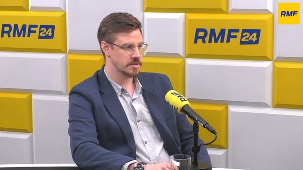 ​Gościem Porannej rozmowy w RMF FM był Mateusz Piotrowski - amerykanista, analityk z Polskiego Instytutu Spraw Międzynarodowych. Z naszym gościem analizowaliśmy debatę Joe Bidena z Donaldem Trumpem. "Od strony wizerunkowej zdecydowanie lepiej wypadł Trump. Biden poniósł tutaj porażkę" - mówił amerykanista. "O północy jeszcze sobie nie wyobrażałem, że ktoś zmusza urzędującego prezydenta do rezygnacji ze startu w wyborach. Po tym jednak, co zobaczyłem i o czym piszą amerykańskie media, że zapanowała panika, jestem w stanie sobie taki scenariusz wyobrazić. Część osób zastanawia się, czy Bidena nie wymienić na innego kandydata . Plan B może być szykowany" - mówił Mateusz Piotrowski.