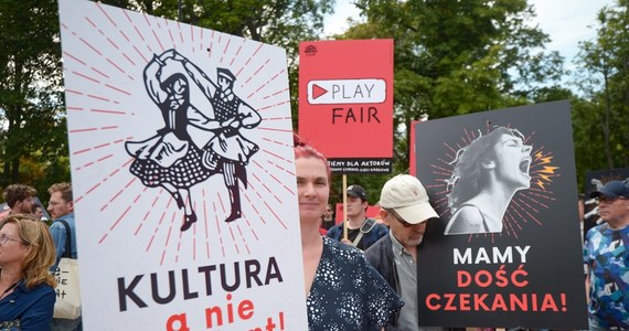 Sejm uchwalił w piątek nowelizację ustawy o prawie autorskim i prawach pokrewnych, która wdraża do polskiego porządku prawnego dwie dyrektywy PE. Ustawa była szeroko komentowana i wyczekiwana w środowisku twórców, i jeszcze wczoraj grupa największych wydawców na polskim rynku apelowała w tej sprawie do parlamentarzystów.