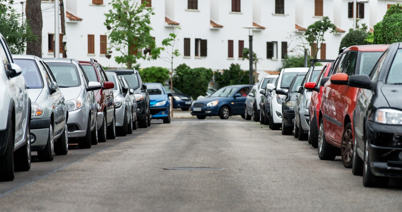 Dziwna zasada na parkingu pod blokiem. Nocą wsuwają 450 zł kary za wycieraczkę wiadomości,aktualności,Interia Dziwna zasada na parkingu pod blokiem. Nocą wsuwają 450 zł kary za wycieraczkę
