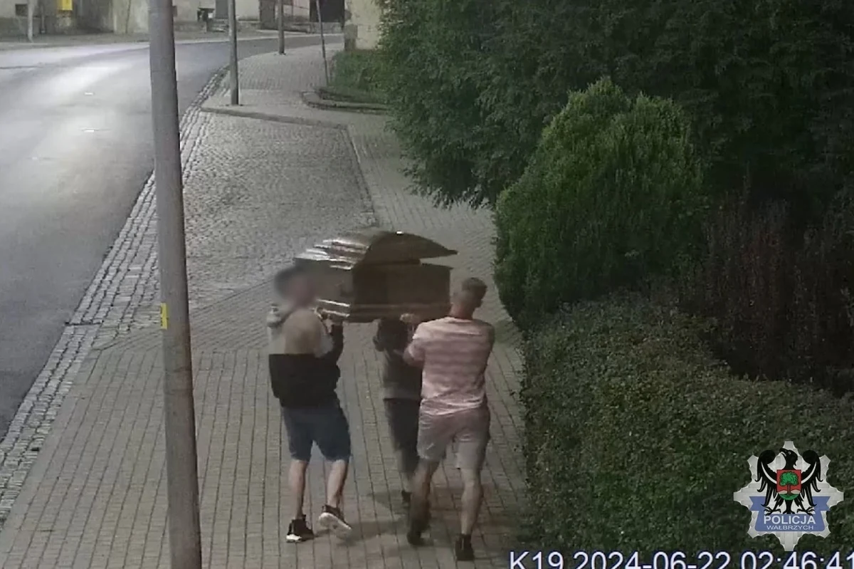 Nietypowa interwencja policjantów z Wałbrzycha. Kilku mężczyzn przyszło do komisariatu odebrać trumnę, którą wcześniej zostawili na ulicy dla swojego nietrzeźwego kolegi. Mężczyzna skorzystał z nietypowego schronienia. To miał być żart i właściciel zakładu pogrzebowego go zrozumiał, bo nie wystąpił o ukaranie sprawców.    