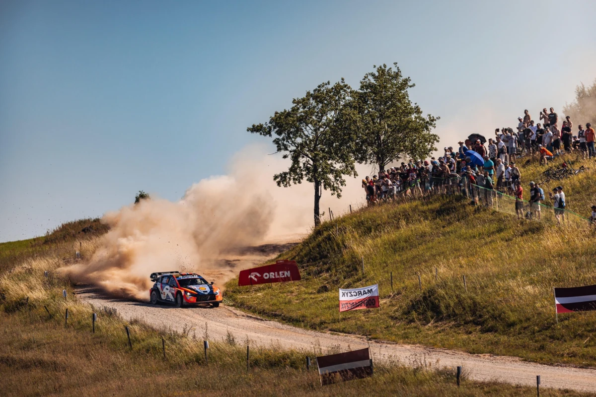 Estończyk Ott Tänak, jeden z faworytów 80. Rajdu Polski nie ukończył w piątek odcinka specjalnego Stańczyki. Z kolei oes Wieliczki został anulowany z powodu nieostrożności kibiców.