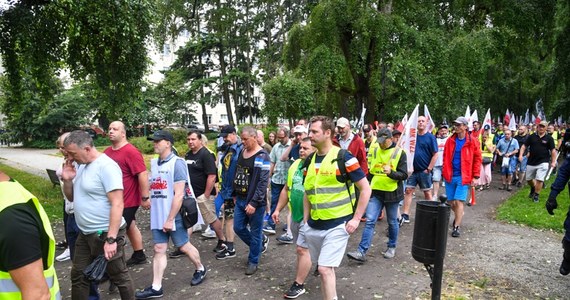 "Górnictwo upada na naszych oczach" - można było usłyszeć w piątek przed Ministerstwem Klimatu i Środowiska w Warszawie. Głośną demonstrację zorganizowały tam różne związki zawodowe. Na miejscu był reporter RMF FM Michał Dobrołowicz, który rozmawiał z protestującymi.